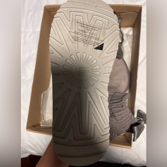 Women’s size 6 authentic uggs, never worn/new, didn’t fit me - Picture 4 of 7